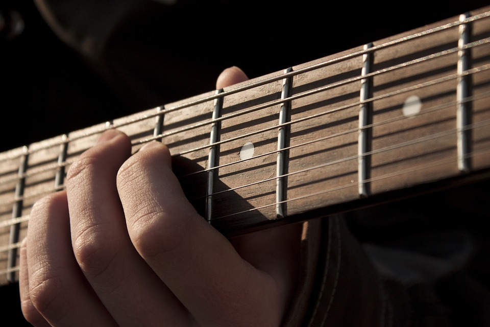 Première guitare : classique, folk ou électrique ?